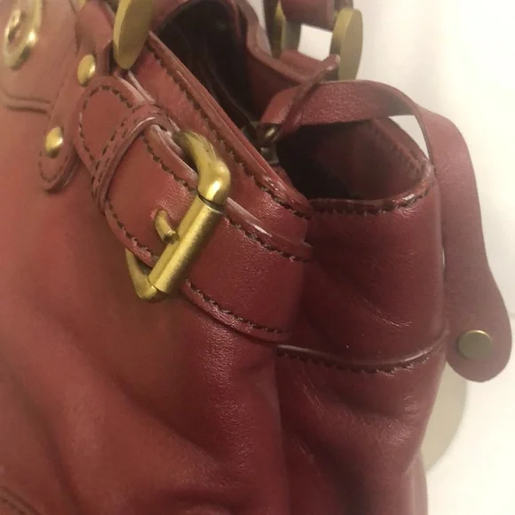 ETIENNE AIGNER VINTAGE leather burgundy colored shoulder bag. Gold hardware. - Picture 4 of 14